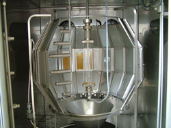 キセノンランプ式促進耐候試験機（装置内部）
